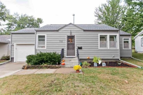 712 9th Ave, Iowa City, IA 52241-1917