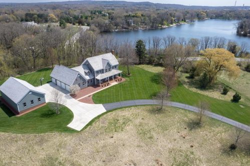 534 Stocks Rd, Oconomowoc, WI 53066-8404
