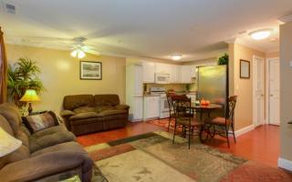 515 Elmwood Dr, Hudson, NH 03051-3249