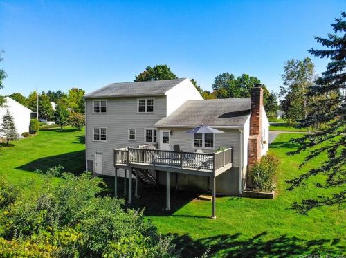 39 Sentinel Hill Rd, North Haven, CT 06473-1526