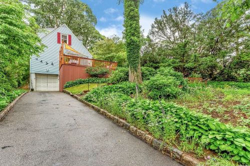 32 Huron St, Muttontown, NY 11545-1002