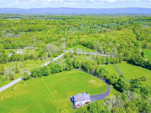 15 Meadowood Rd, Montgomery, NY 12549-1966