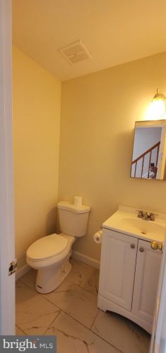 425 Reneau Way, Herndon VA  20170-4521 exterior