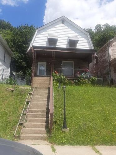 1330 Woodmont Ave, New Kensington PA  15068-5539 exterior