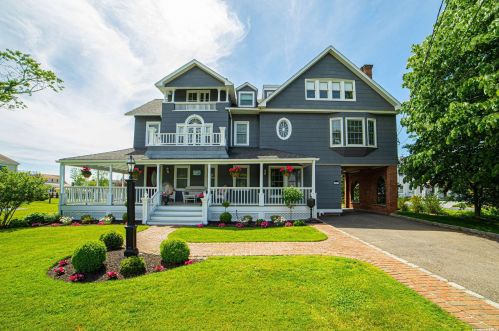 80 Montgomery Ave, Bayshore, NY 11706-8833