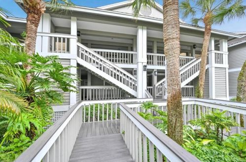 666 Wiggins Bay Dr, Naples, FL 34110-6021