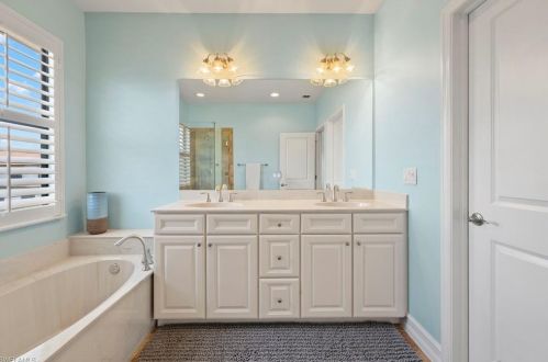 7698 Bristol Cir, Naples FL  34120-0697 exterior