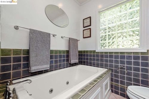6730 Heartwood Dr, Oakland CA  94611-2337 exterior
