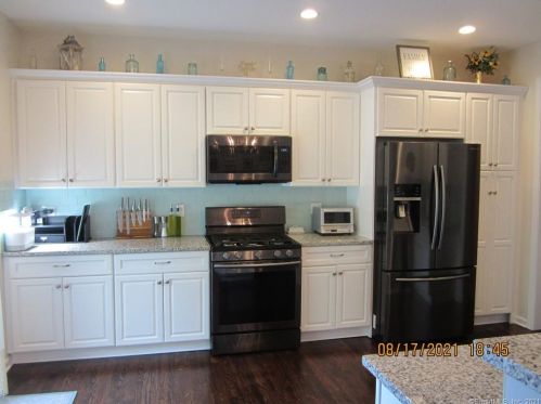 48 Jones Rd, Wallingford CT  06492-4325 exterior