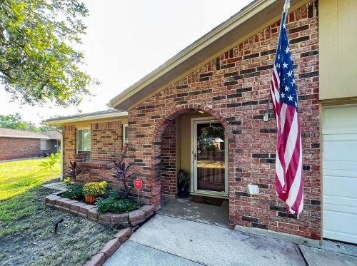 31 Maple Ln, Galveston, TX 77551-1351