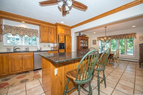 30 Vine Ln, Elwood NY  11731-3210 exterior