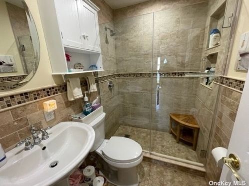 406 Old Farmingdale Rd, Babylon NY  11704-6424 exterior