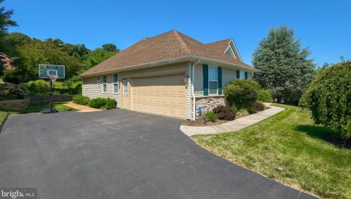 403 Boyd Dr, Red Lion, PA 17356-8764