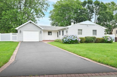 157 Spiral Rd, Holtsville, NY 11742-2236