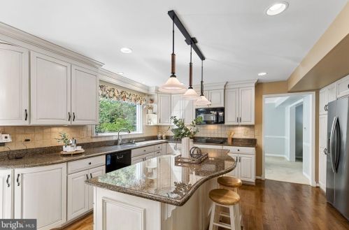12105 Courtney Ct, Herndon, VA 20170-2438