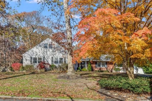 7 Sarah Dr, Huntington Station, NY 11746-6320