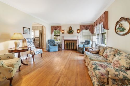 37 Mayfair Ave, Floral Park NY  11001-2546 exterior