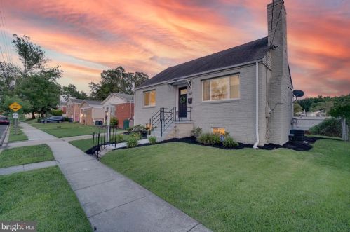 829 Hilltop Ter, Washington, DC 20019-4210