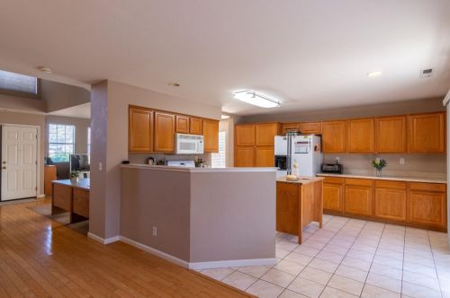 2070 Carousel Dr, Hollister CA  95023-5665 exterior