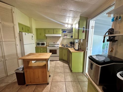 915 Emerald Dr, Key Largo, FL 33037-3814