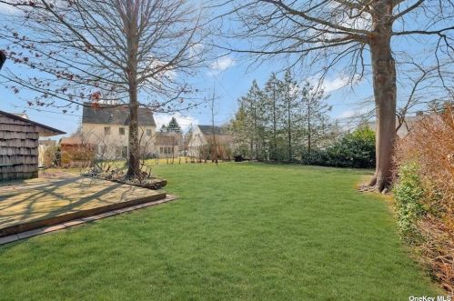 34 Flagstone Ln, Westbury NY  11590-6531 exterior