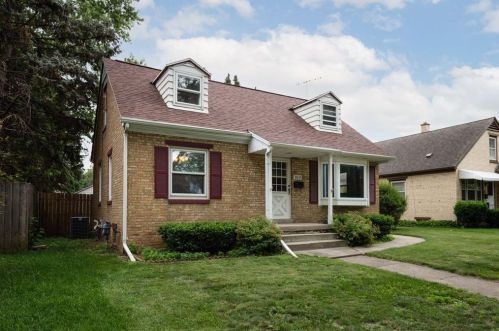 909 Grand Ave, Waukesha, WI 53186-6154