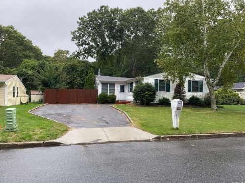 16 Forest Ave, Brookhaven, NY 11719-9516
