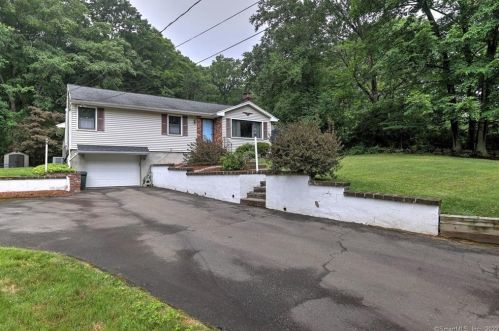 113 Old Dike Rd, Bridgeport, CT 06611-3311