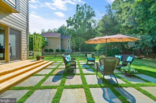 9106 Meadowcreek Ln, Lorton VA  22079-3238 exterior