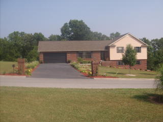 178 Henley St, Tazewell, TN 37879-3913