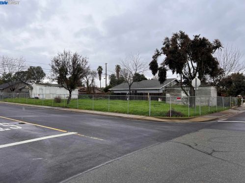 6519 6th St, Riverbank, CA 95367-2401