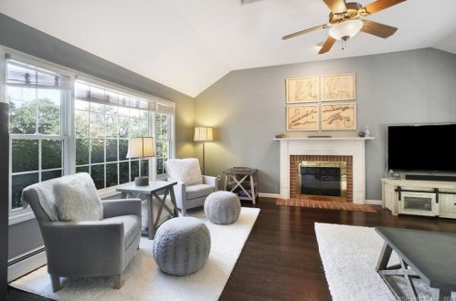 20 Narragansett Trl, Sandy Hook CT 06482-1147 exterior