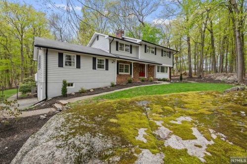 1 Springwood Ter, Kinnelon NJ  07405-2166 exterior