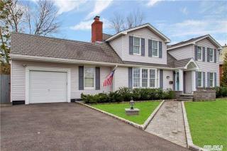 3782 Harbor Blvd, Seaford, NY 11783-3121