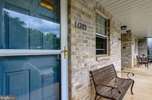 1203 Valley Glen Rd, Melrose Park, PA 19027-1752