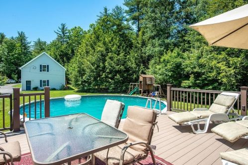 156 Raymond Rd, Deerfield NH  03037-1507 exterior