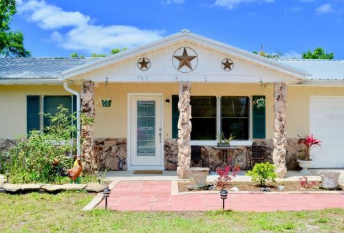 705 Larry Dr, Deland, FL 32724-6938