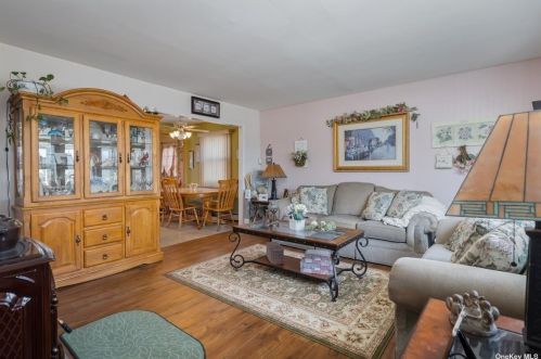 521 5th St, North Lindenhurst, NY 11757-4650