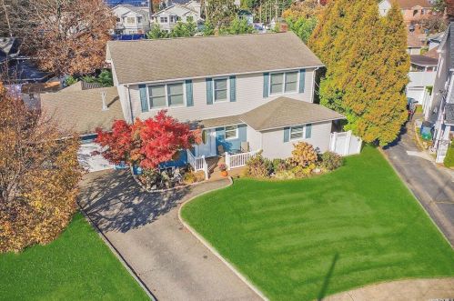1734 Taft Ct, Seaford, NY 11783-2134