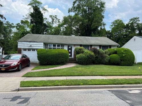 4 Allison Dr, Hicksville, NY 11804-1602