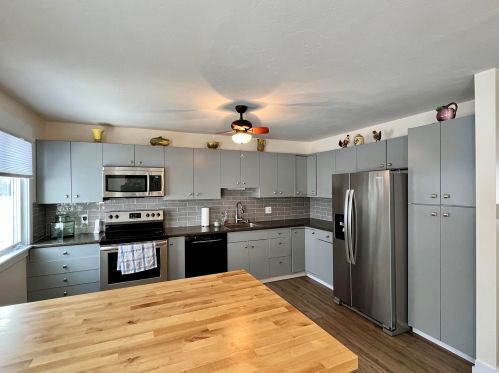11 Hilltop Pl, New London NH  03257-5410 exterior