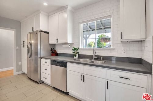 15027 Hartland St, Van Nuys CA  91405-3714 exterior