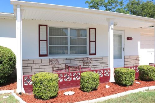 3417 Jarvis St, Tarpon Springs, FL 34690-2021