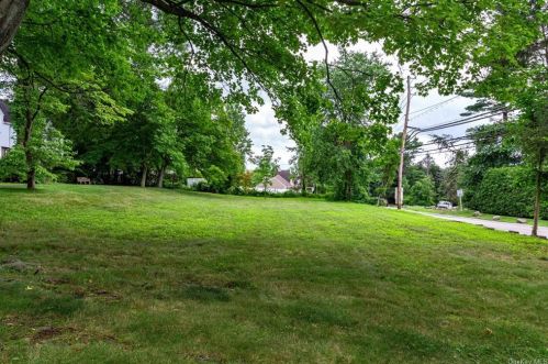 1093 Knollwood Rd, White Plains NY  10603-1100 exterior
