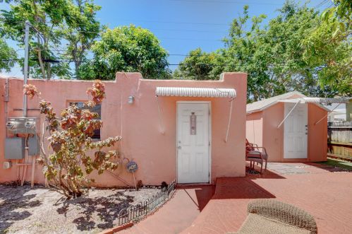 522 Avenida Hermosa, West Palm Beach FL  33405-1515 exterior
