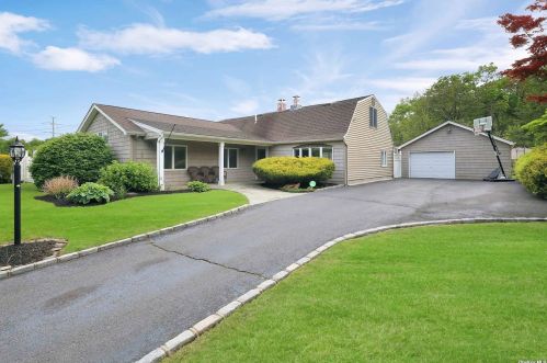 6 Hayuta Ct, Holtsville NY  11742-1206 exterior