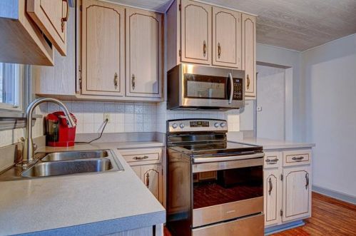 402 Good St, Jeannette, PA 15644-1849