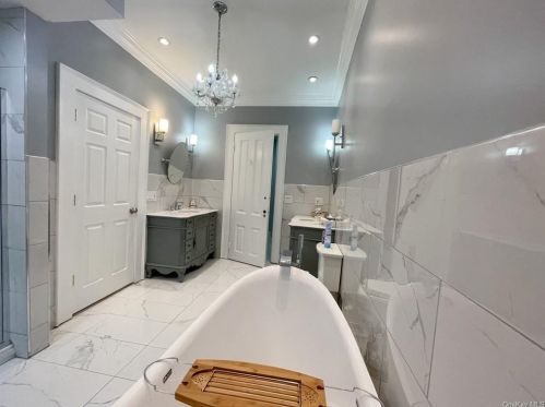 2 Linden Pl, Middletown NY  10940-4824 exterior