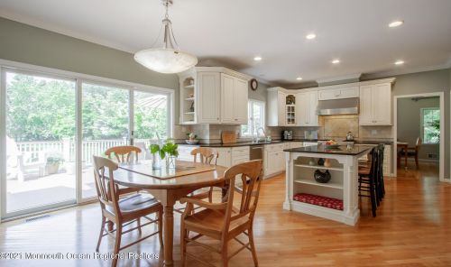 32 Carriage House Ln, Little Silver NJ  07739-1729 exterior