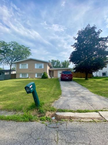 414 Sassafrass Dr, Valpo, IN 46385-8121